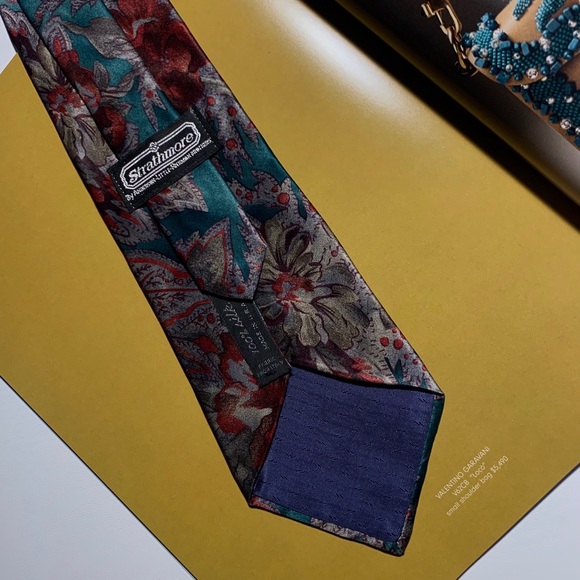 STRATHMORE PAISLEY SILK TIE IN GREEN BURGUNDY - Picture 9 of 9